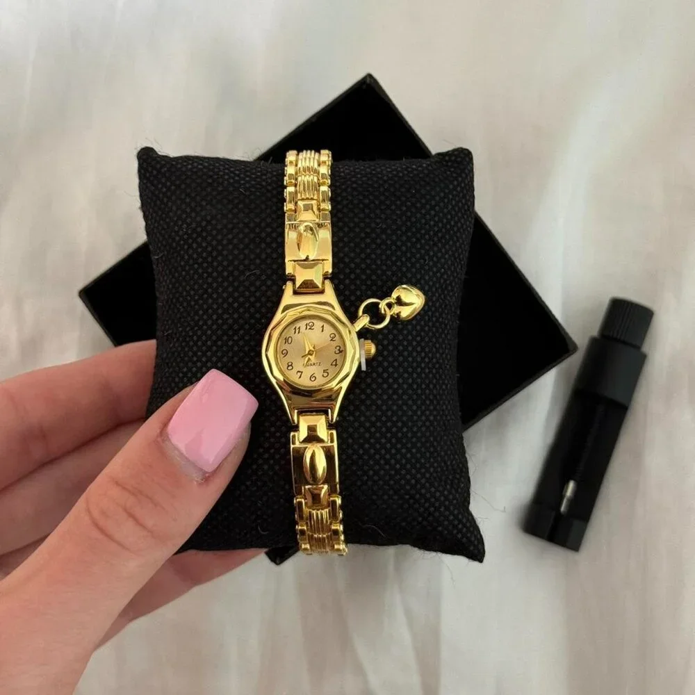 Sku:0346 vintage vibe gold mini watch + in‎ a gift box They fit any hand size
